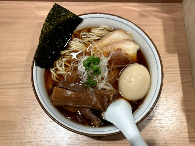 新宿三丁目: らぁ麺 くろ渦の特製醤油らぁ麺を食べてみた【ラーメンレビュー】