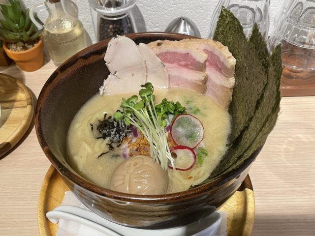 世田谷(上用賀): RAMEN CAFE de IINOの今日はちょっとリッチな塩煮干しを食べてみた【ラーメンレビュー】